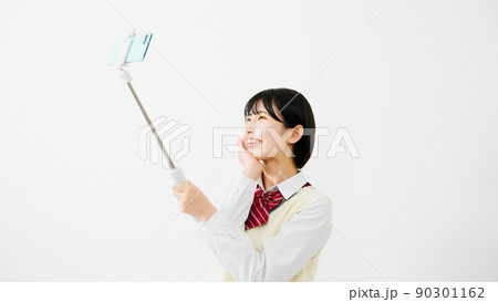 スマートフォンで自撮りをする女子高校生 90301162