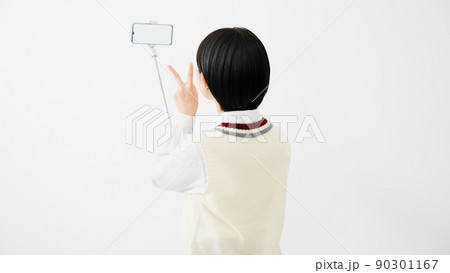 スマートフォンで自撮りをする女子高校生 スマートフォンで自撮りをする女子高校生 90301167