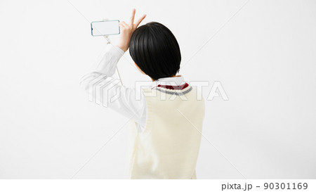 スマートフォンで自撮りをする女子高校生 スマートフォンで自撮りをする女子高校生 90301169
