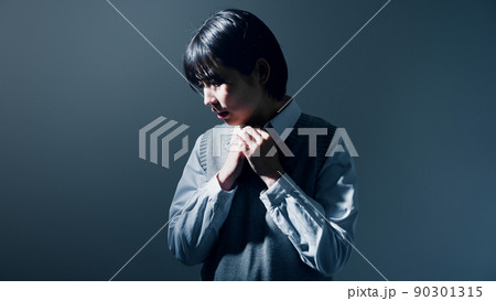 不安な女子高校生 90301315