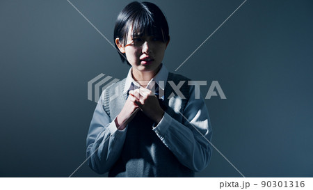 不安な女子高校生 90301316
