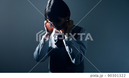 不安な女子高校生 90301322