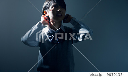 不安な女子高校生 90301324