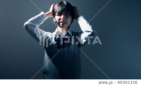 頭をかかえる女子高校生 90301326