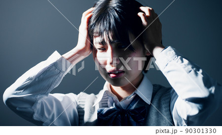 頭をかかえる女子高校生 90301330