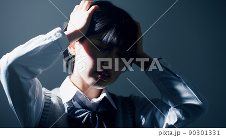 頭をかかえる女子高校生 90301331