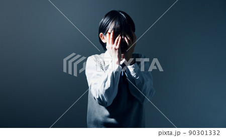 手で顔を覆う女子高校生 90301332