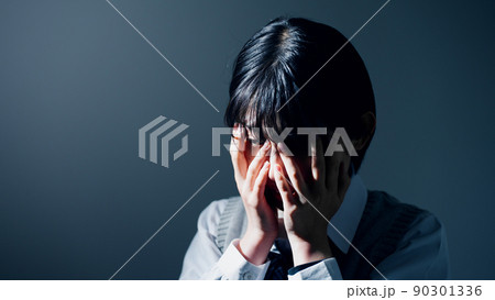 手で顔を覆う女子高校生 90301336