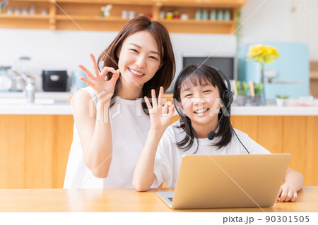 パソコンで勉強する親子　通信学習 90301505
