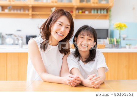 笑顔の親子 90301553