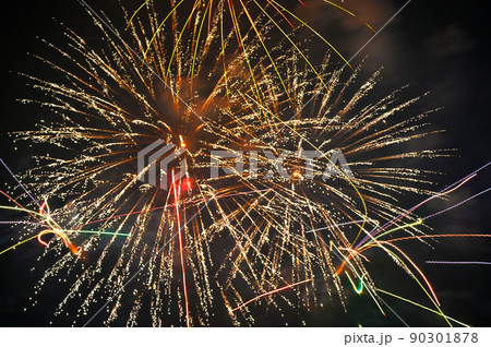 夏の夜を華麗に彩る長良川花火大会 夏の夜を華麗に彩る長良川花火大会 90301878