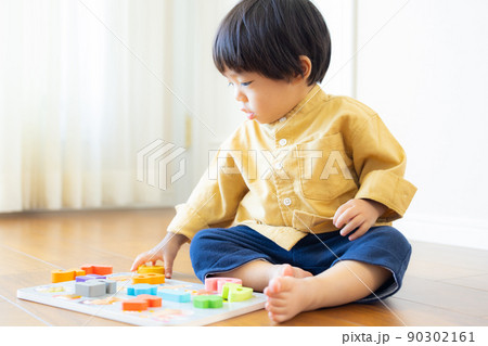 おもちゃで遊ぶ子供 90302161