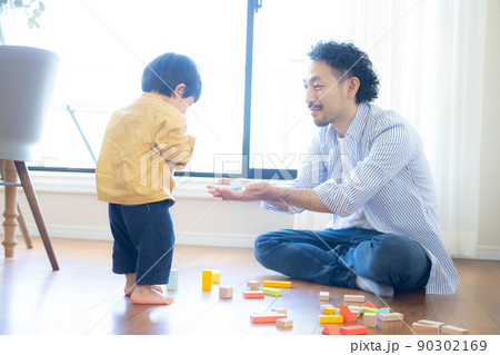 おもちゃで遊ぶ子供 おもちゃで遊ぶ子供 90302169