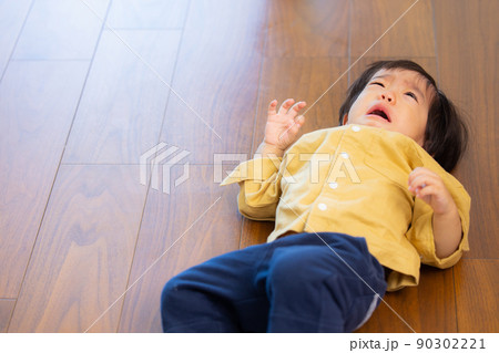 泣いている男の子 90302221