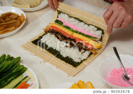 恵方巻き巻き方 節分に食べる巻き寿司、恵方に向かって丸かじりすると願いが叶う 恵方巻き巻き方 節分に食べる巻き寿司、恵方に向かって丸かじりすると願いが叶う 90302678