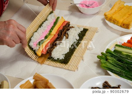 恵方巻き巻き方 節分に食べる巻き寿司、恵方に向かって丸かじりすると願いが叶う 恵方巻き巻き方 節分に食べる巻き寿司、恵方に向かって丸かじりすると願いが叶う 90302679