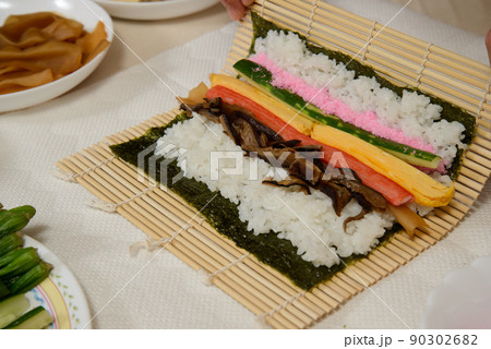 恵方巻き巻き方　節分に食べる巻き寿司、恵方に向かって丸かじりすると願いが叶う 90302682