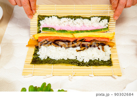 恵方巻き巻き方　節分に食べる巻き寿司、恵方に向かって丸かじりすると願いが叶う 90302684