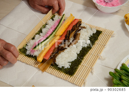 恵方巻き巻き方 節分に食べる巻き寿司、恵方に向かって丸かじりすると願いが叶う 恵方巻き巻き方 節分に食べる巻き寿司、恵方に向かって丸かじりすると願いが叶う 90302685
