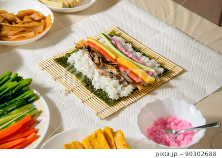 恵方巻き巻き方 節分に食べる巻き寿司、恵方に向かって丸かじりすると願いが叶う 恵方巻き巻き方 節分に食べる巻き寿司、恵方に向かって丸かじりすると願いが叶う 90302688