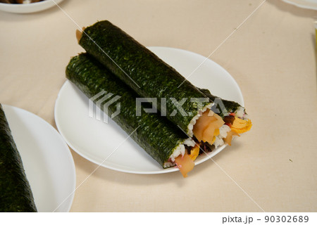 恵方巻き 節分に食べる巻き寿司、恵方に向かって丸かじりすると願いが叶う 恵方巻き 節分に食べる巻き寿司、恵方に向かって丸かじりすると願いが叶う 90302689