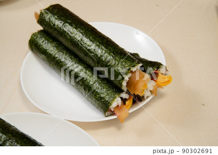 恵方巻き　節分に食べる巻き寿司、恵方に向かって丸かじりすると願いが叶う 90302691