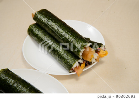 恵方巻き　節分に食べる巻き寿司、恵方に向かって丸かじりすると願いが叶う 90302693