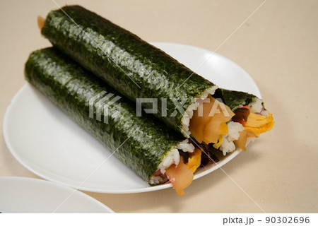 恵方巻き 節分に食べる巻き寿司、恵方に向かって丸かじりすると願いが叶う 恵方巻き 節分に食べる巻き寿司、恵方に向かって丸かじりすると願いが叶う 90302696