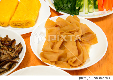 恵方巻き材料　節分に食べる巻き寿司、恵方に向かって丸かじりすると願いが叶う 90302703