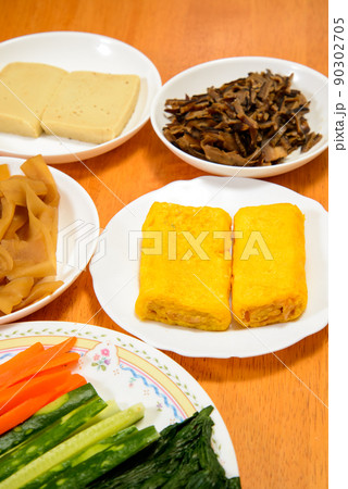 恵方巻き材料　節分に食べる巻き寿司、恵方に向かって丸かじりすると願いが叶う 90302705