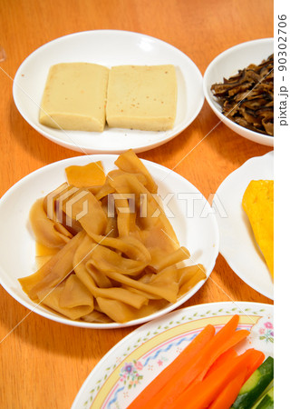 恵方材料材料　節分に食べる巻き寿司、恵方に向かって丸かじりすると願いが叶う 90302706