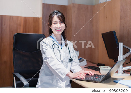 診察室で患者を待つ女性開業医 診察室で患者を待つ女性開業医 90303209
