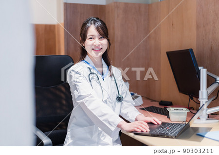 診察室で患者を待つ女性開業医 診察室で患者を待つ女性開業医 90303211