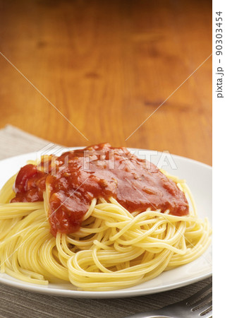 お皿に盛り付けたミートソーススパゲッティ 90303454