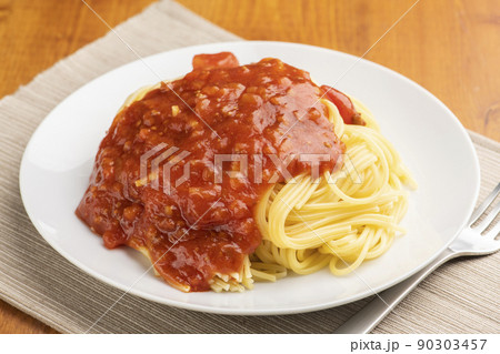 お皿に盛り付けたミートソーススパゲッティ お皿に盛り付けたミートソーススパゲッティ 90303457