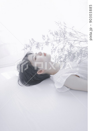 寝転ぶショートヘアの若い女性 寝転ぶショートヘアの若い女性 90303885