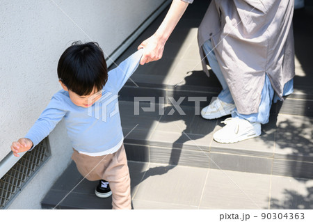 こっちこっち！と行く息子と追いかけるママ 90304363