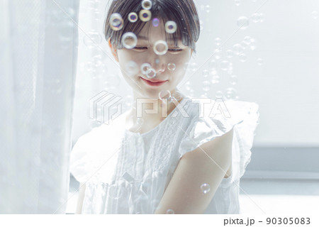 シャボン玉とショートヘアの若い女性 シャボン玉とショートヘアの若い女性 90305083
