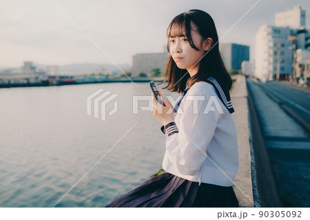 制服姿の女子高生と綺麗な夕焼けの空 制服姿の女子高生と綺麗な夕焼けの空 90305092