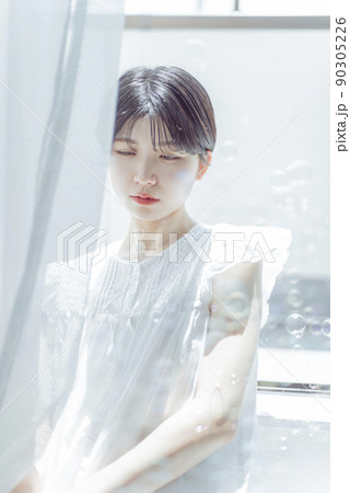 シャボン玉とショートヘアの若い女性 シャボン玉とショートヘアの若い女性 90305226