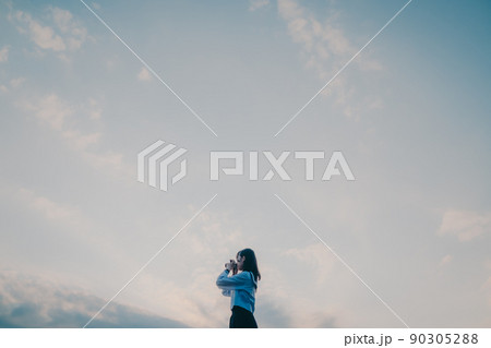 制服姿の女子高生と美しい夕焼け空 制服姿の女子高生と美しい夕焼け空 90305288
