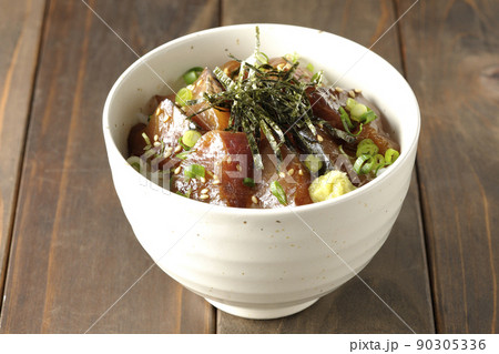 刻み海苔、万能葱、ワサビの乗ったワラサの漬け丼 刻み海苔、万能葱、ワサビの乗ったワラサの漬け丼 90305336