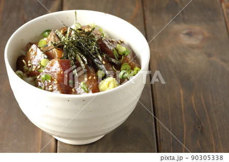 刻み海苔、万能葱、ワサビの乗ったワラサの漬け丼 刻み海苔、万能葱、ワサビの乗ったワラサの漬け丼 90305338