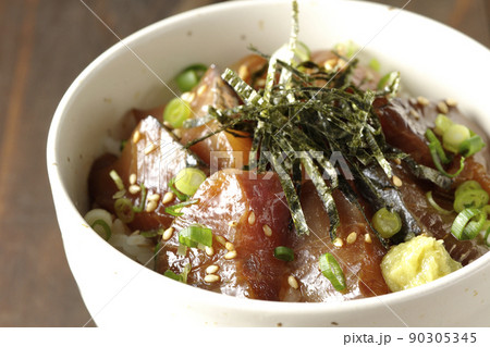 刻み海苔、万能葱、ワサビの乗ったワラサの漬け丼 刻み海苔、万能葱、ワサビの乗ったワラサの漬け丼 90305345