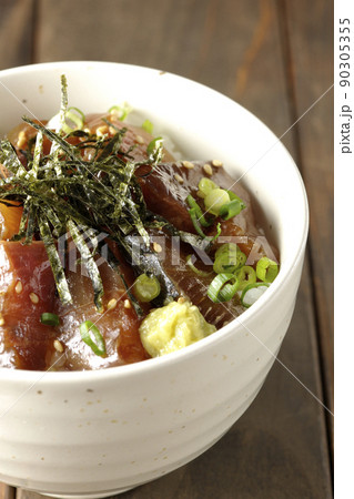 刻み海苔、万能葱、ワサビの乗ったワラサの漬け丼 刻み海苔、万能葱、ワサビの乗ったワラサの漬け丼 90305355