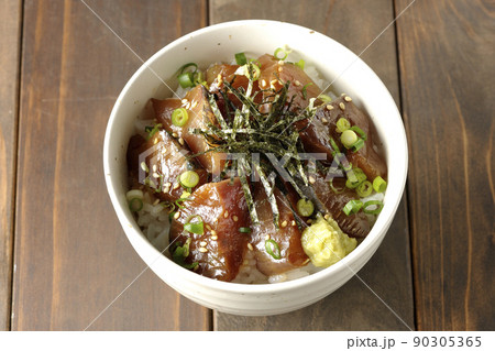 刻み海苔、万能葱、ワサビの乗ったワラサの漬け丼を俯瞰で撮影 90305365