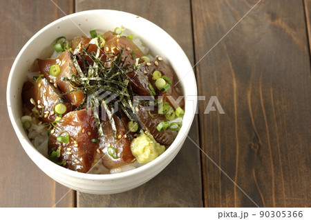 刻み海苔、万能葱、ワサビの乗ったワラサの漬け丼を俯瞰で撮影 90305366