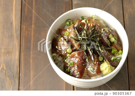 刻み海苔、万能葱、ワサビの乗ったワラサの漬け丼を俯瞰で撮影 刻み海苔、万能葱、ワサビの乗ったワラサの漬け丼を俯瞰で撮影 90305367