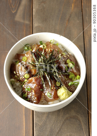 刻み海苔、万能葱、ワサビの乗ったワラサの漬け丼を俯瞰で撮影 刻み海苔、万能葱、ワサビの乗ったワラサの漬け丼を俯瞰で撮影 90305368
