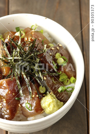 刻み海苔、万能葱、ワサビの乗ったワラサの漬け丼を俯瞰で撮影 刻み海苔、万能葱、ワサビの乗ったワラサの漬け丼を俯瞰で撮影 90305373
